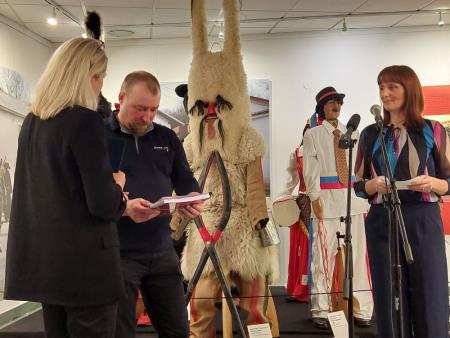 Z leve direktorica SEM Natalija Polenec, predsednik vrbiškega društva Janez Čekada in voditeljica prireditve Iris Primc
